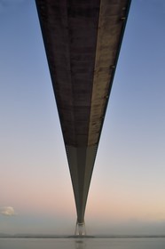 France, entre Calvados (14) et Seine-Maritime (76), le Pont de Normandie dans les brumes de l'aube, le tablier est en béton précontraint sauf pour sa partie centrale qui est métallique