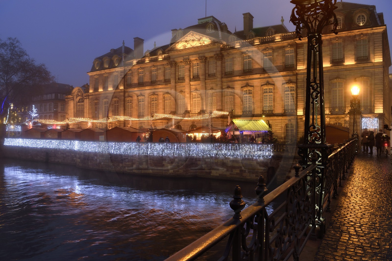 France, Bas Rhin (67), Strasbourg, le Palais Rohan au bord de la rivière l'Ill, il abrite aujourd'hui trois musées, le musée des arts décoratifs, le musée des beaux-arts et le musée archéologique