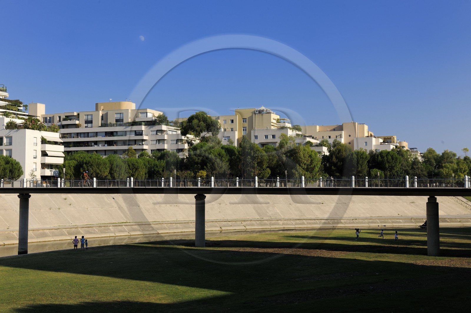 France, Hérault (34), Montpellier, immeuble le long de la rivière Lez