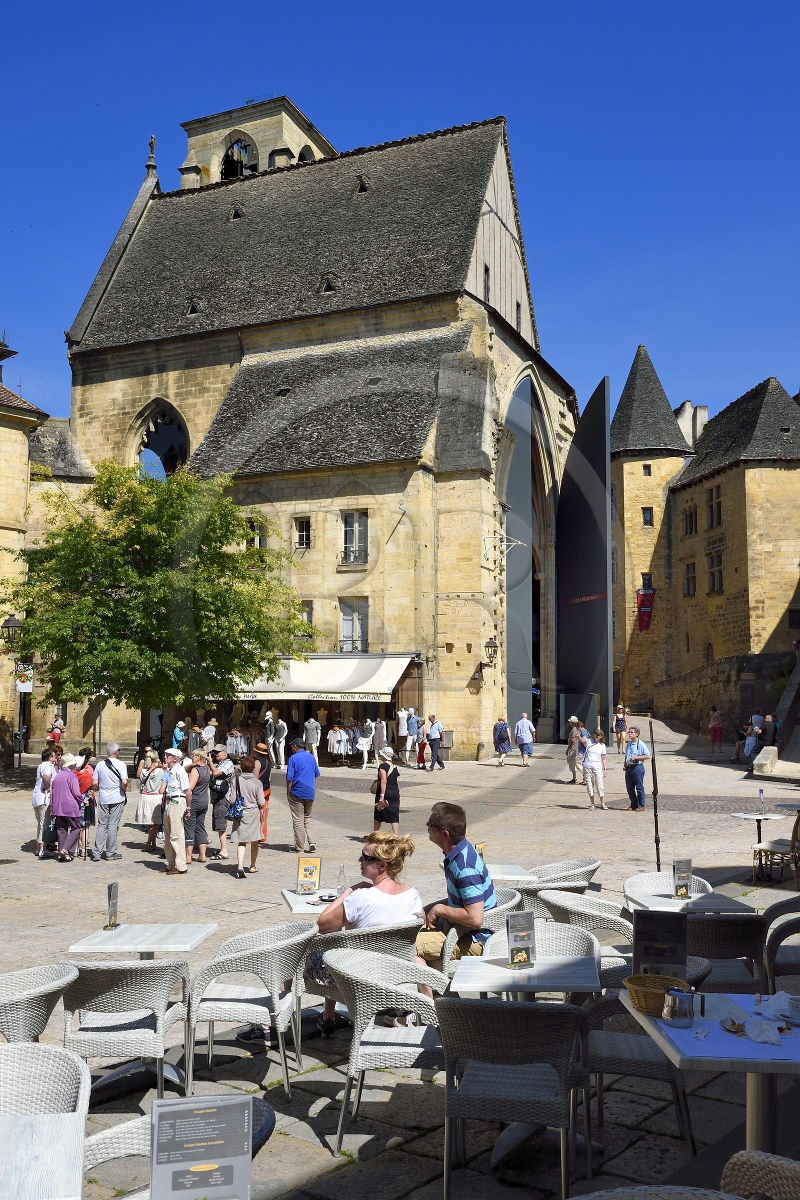 France, Dordogne (24), Périgord Noir, vallée de la Dordogne, Sarlat-la-Canéda, place de la Liberté, terrasse de café et ancienne église Sainte-Marie en arrière-plan