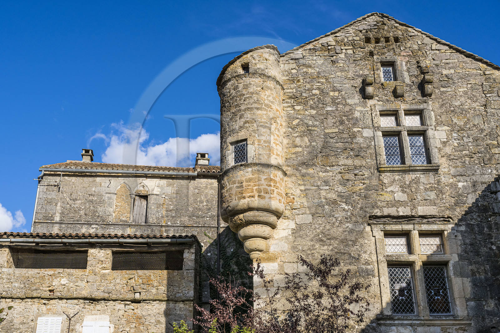 France, Aveyron (12), Causses et les Cévennes, paysage culturel de l'agro-pastoralisme méditerranéen, classés Patrimoine Mondial de l'UNESCO, Sainte-Eulalie-de-Cernon, la Commanderie Templière puis commanderie hospitalière de l'ordre de Saint-Jean de Jérusalem, l'échauguette sur l'aile Renaissance datée de 1648 dans la cour intérieure de la commanderie