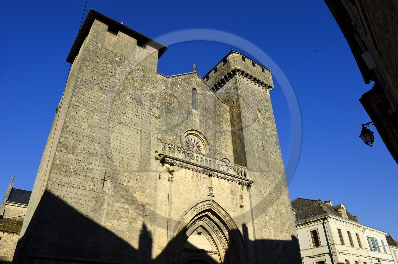 France, Dordogne (24), Périgord Pourpre, Beaumont-du-Périgord, l'église fortifiée Saint-Laurent-et-Saint-Front de style gothique anglais du XIIIe siècle au coeur de la bastide