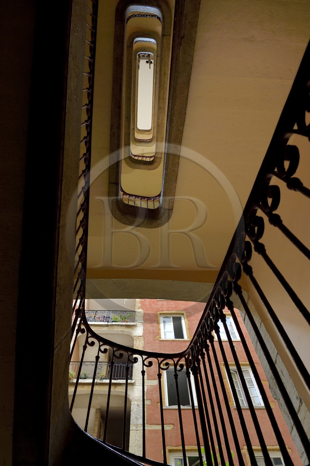 France, Rhône (69), Lyon, site historique classé Patrimoine Mondial de l'UNESCO, quartier de la Croix-Rousse, traboule reliant le 14 rue René Leynaud au 13 rue des Capucins, le réseau de Resistance Combat a utilisé cette traboule