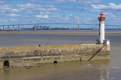 France, Loire-Atlantique (44), Saint-Nazaire, le phare du Vieux Mole et le pont de Saint-Nazaire en arrière plan (vue aérienne)