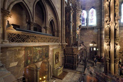 France, Bas-Rhin (67), Strasbourg, vieille ville classée au Patrimoine Mondial de l'UNESCO, la cathédrale Notre-Dame, bras sud du transept, l'homme accoudé à la cantoria observant le Pilier des Anges et l'horloge astronomique