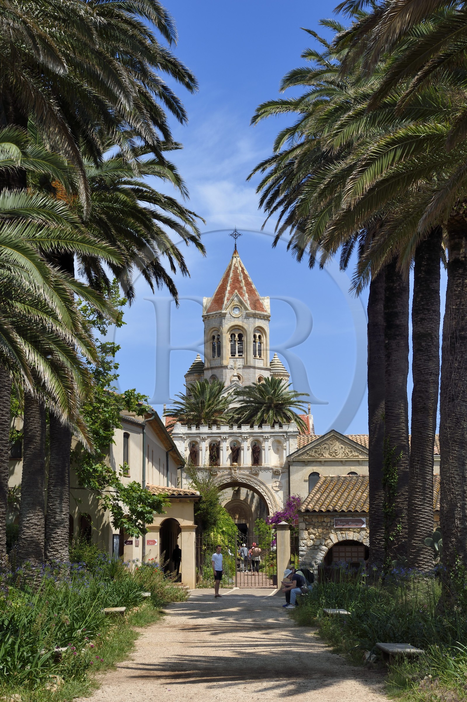 France, Alpes-Maritimes (06), Cannes, Iles de Lérins, Ile de Saint-Honorat, Abbaye de Lérins, l'église abbatiale du monastère