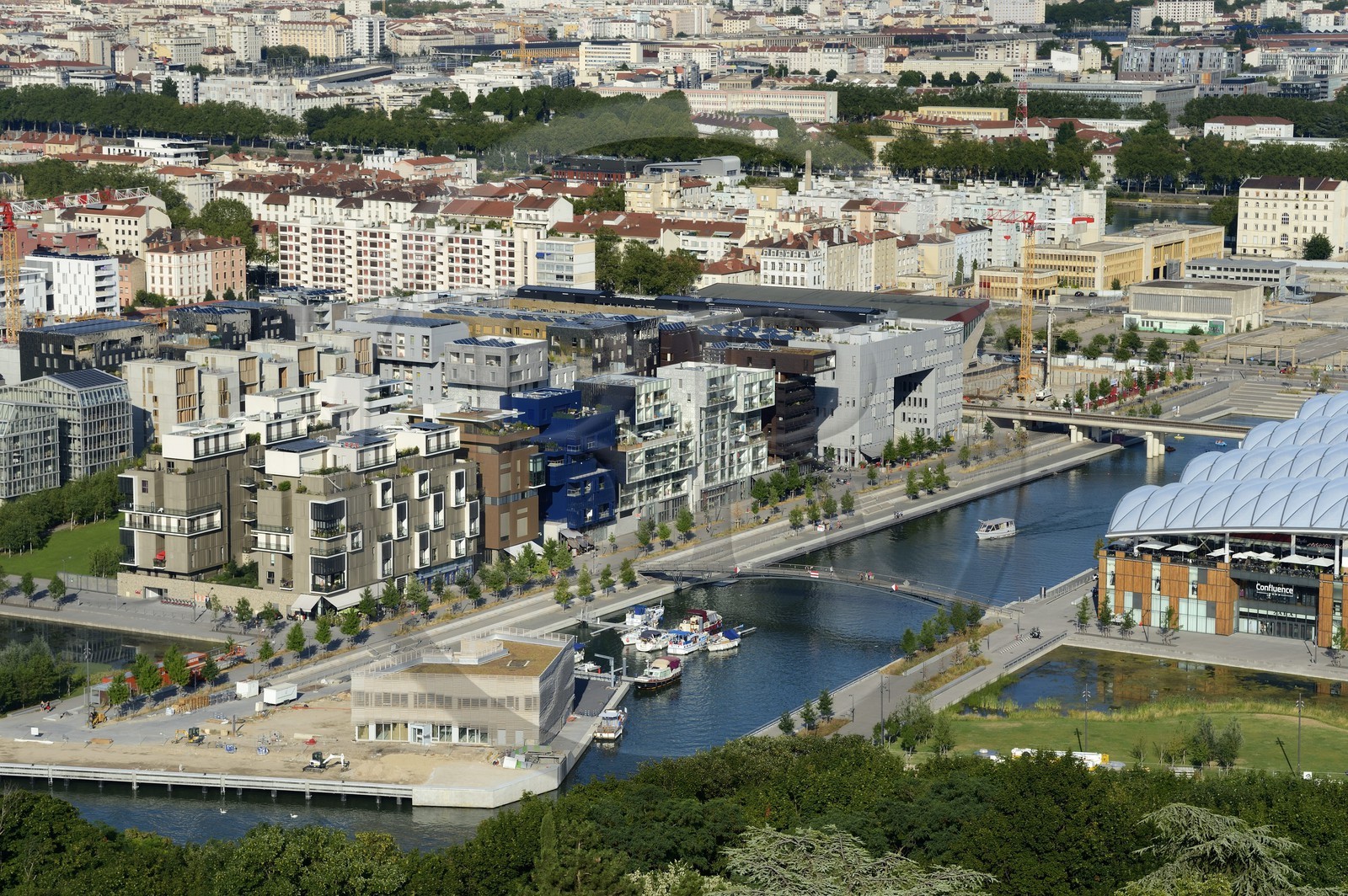 France, Rhône (69), Lyon, nouveau quartier de La Confluence au sud de la Presqu'île, immeubles d'habitation à gauche, bassin nautique relié à la Saône et le centre commercial de Confluence à droite