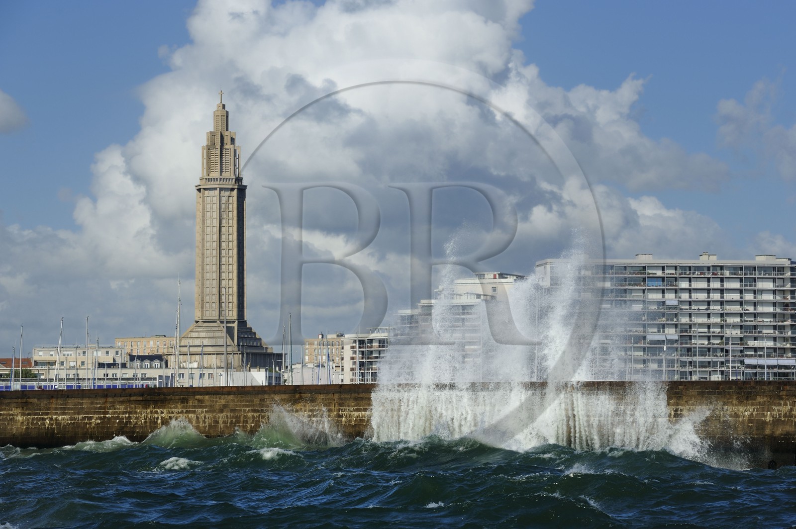 France, Seine-Maritime (76), Le Havre, Centre-ville reconstruit du Havre par Auguste Perret classé Patrimoine Mondial de l'UNESCO, la Tour Lanterne de l'église Saint-Joseph derrière la digue ouest