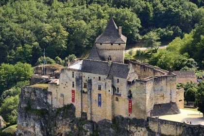 France, Dordogne (24), Périgord Noir, vallée de la Dordogne, Castelnaud-la-Chapelle labellisé Les Plus Beaux Villages de France, le château de Castelnaud-la-Chapelle sur un éperon rocheux au dessus de la rivière Dordogne (vue aérienne)