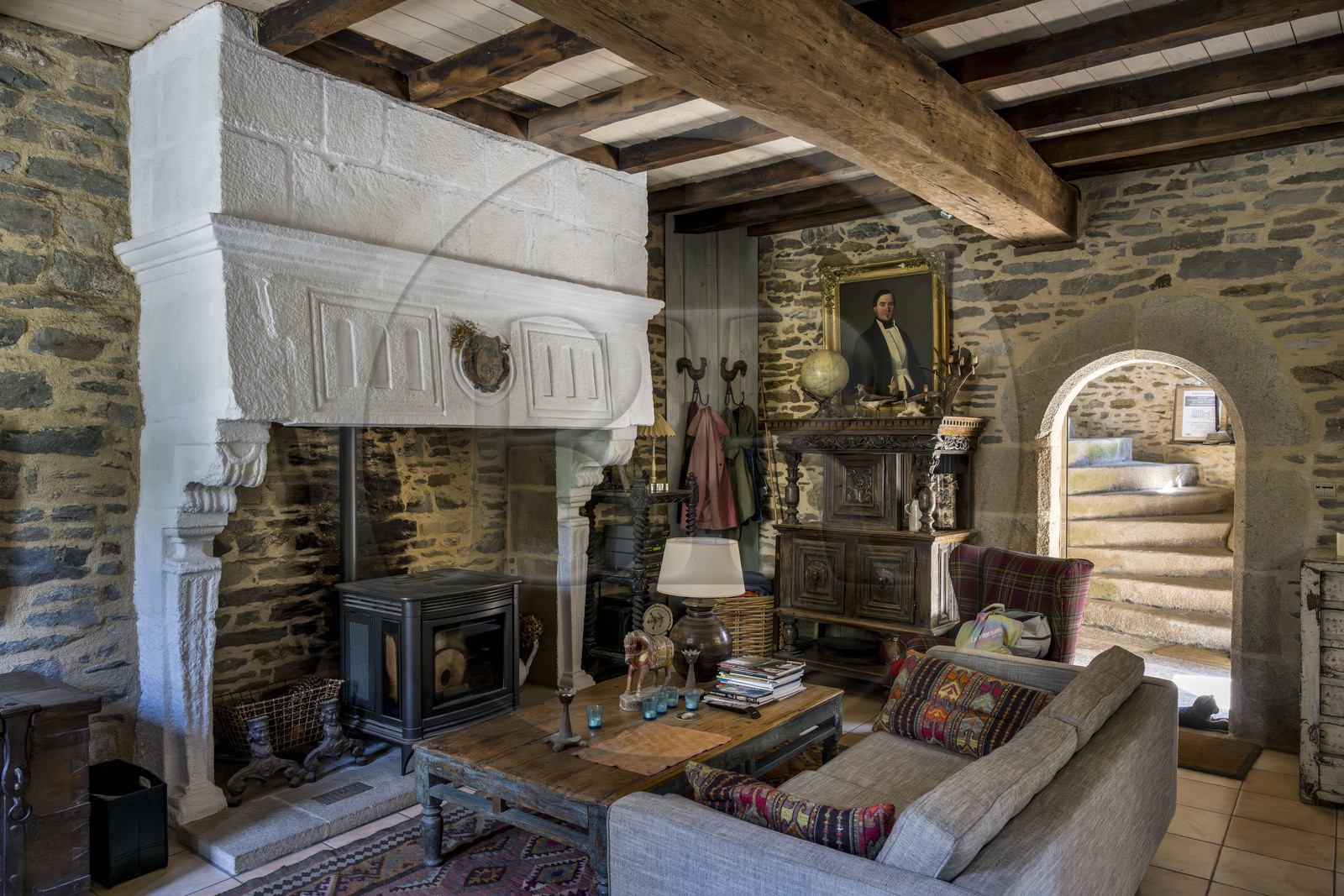 France, Finistère (29), Roscoff, maison d'armateur dite de la Porte Noire construite à la fin XVIème siècle par les frères James et appartenant aujourd'hui à Christian Kulig, le salon dans l'ancien espace marchant avec une cheminée d'apparat