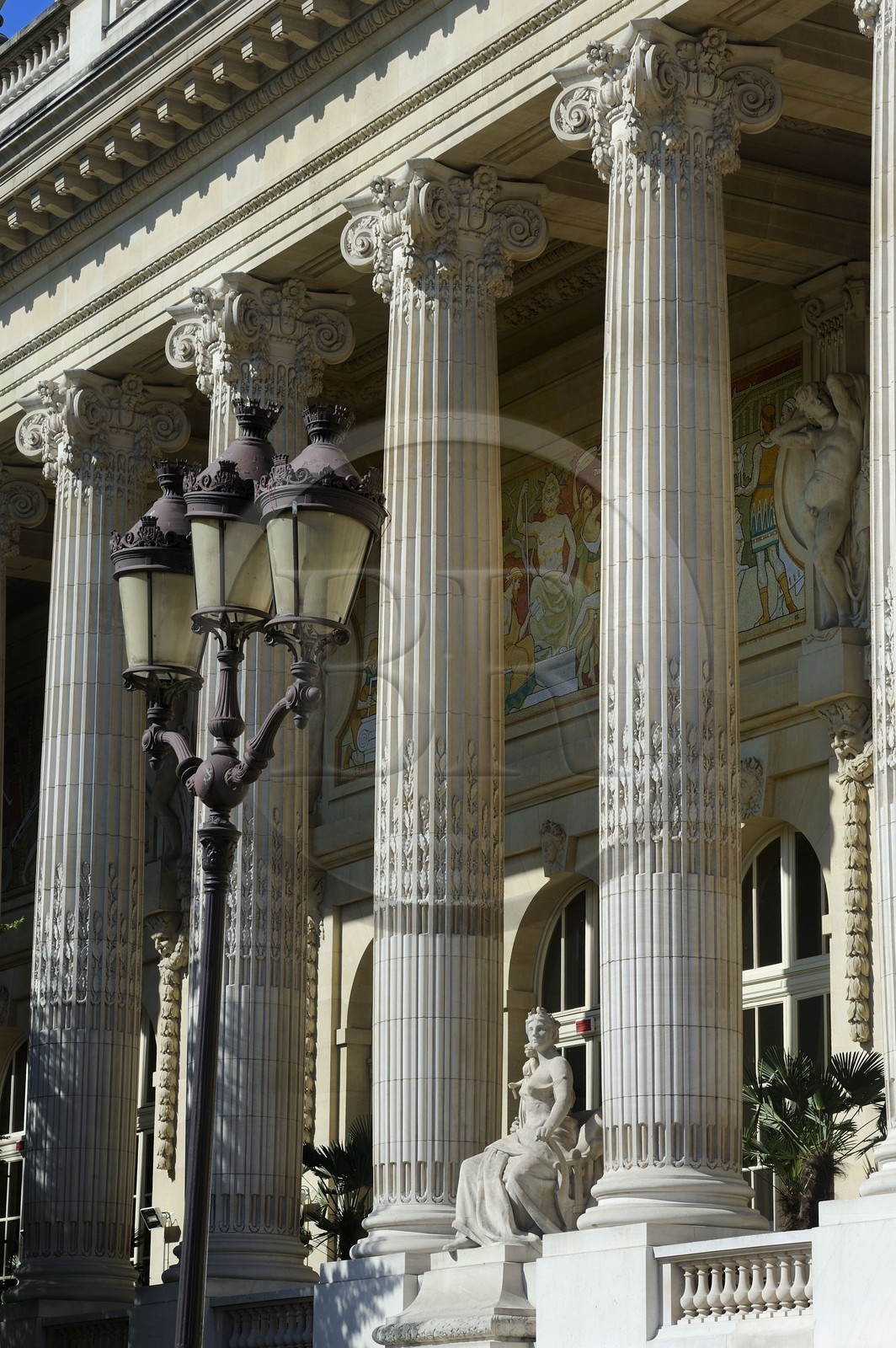 France, Paris (75), péristyle de la facade principale du Grand Palais France, Paris (75), péristyle de la facade principale du Grand Palais
