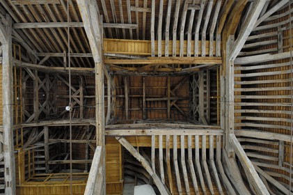 France, Loir-et-Cher (41), vallée de la Loire classée au Patrimoine Mondial de l'UNESCO, château de Blois, charpente d'un toit à double pente des combles de l'aile Gaston d'Orléans