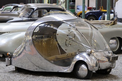 France, Haut-Rhin (68), Mulhouse, Cité de l’automobile - Musée national – Collection Schlumpf, « Œuf » de 1942, dessiné par l’architecte Paul Arzens, bien en avance sur son temps et bio-design avant l’heure ; cinq batteries alimentaient le moteur électrique, d’une autonomie de 100 kilomètres