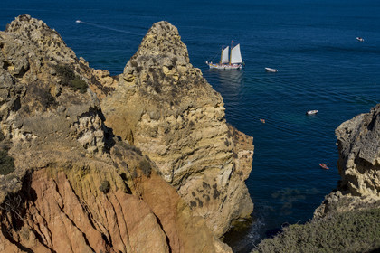 Portugal, Algarve, Lagos, découverte en voilier des formations rocheuses et des falaises de la Ponta da Piedade en face de Praia da Boneca