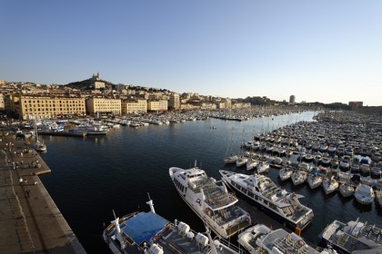 France, Bouches-du-Rhône (13), Marseille, Le Vieux Port, quai de Rive Neuve et quai de la Fraternité, la basilique Notre Dame de la Garde en arrière plan