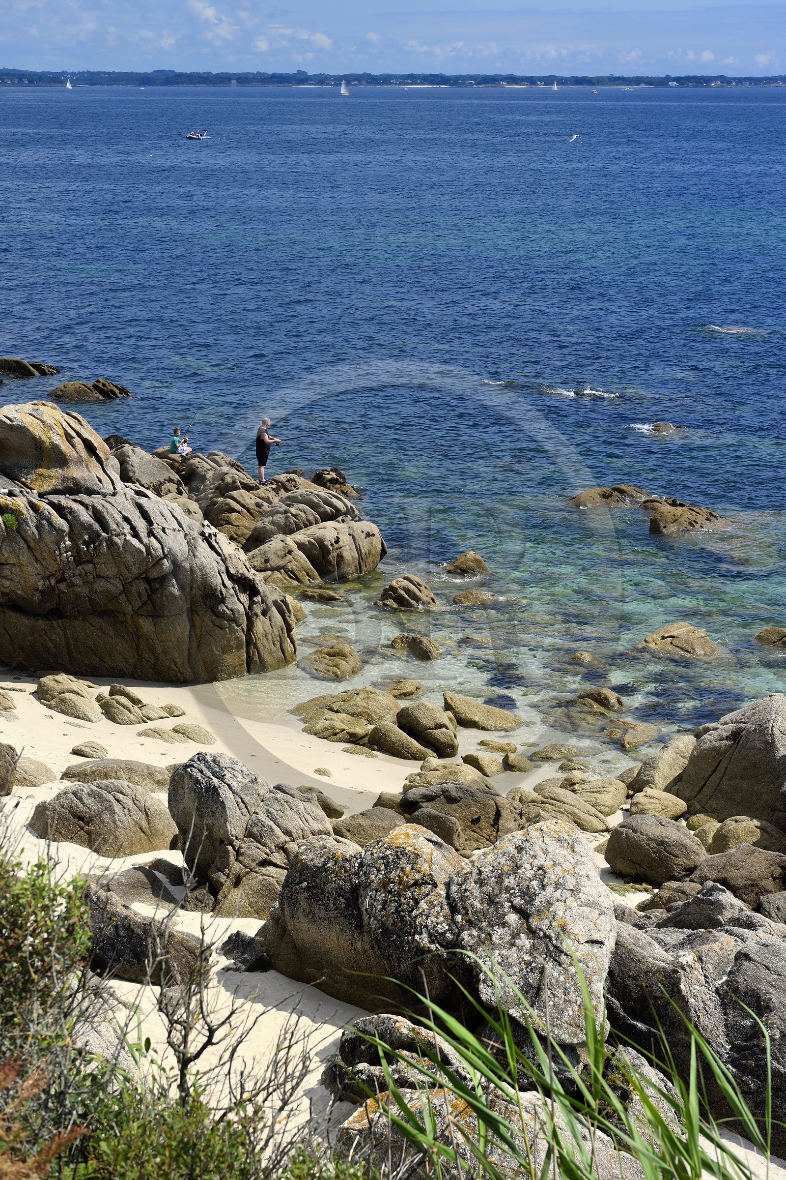 France,  Finistère (29), Fouesnant, pecheur à la ligne à la pointe de Beg Meil