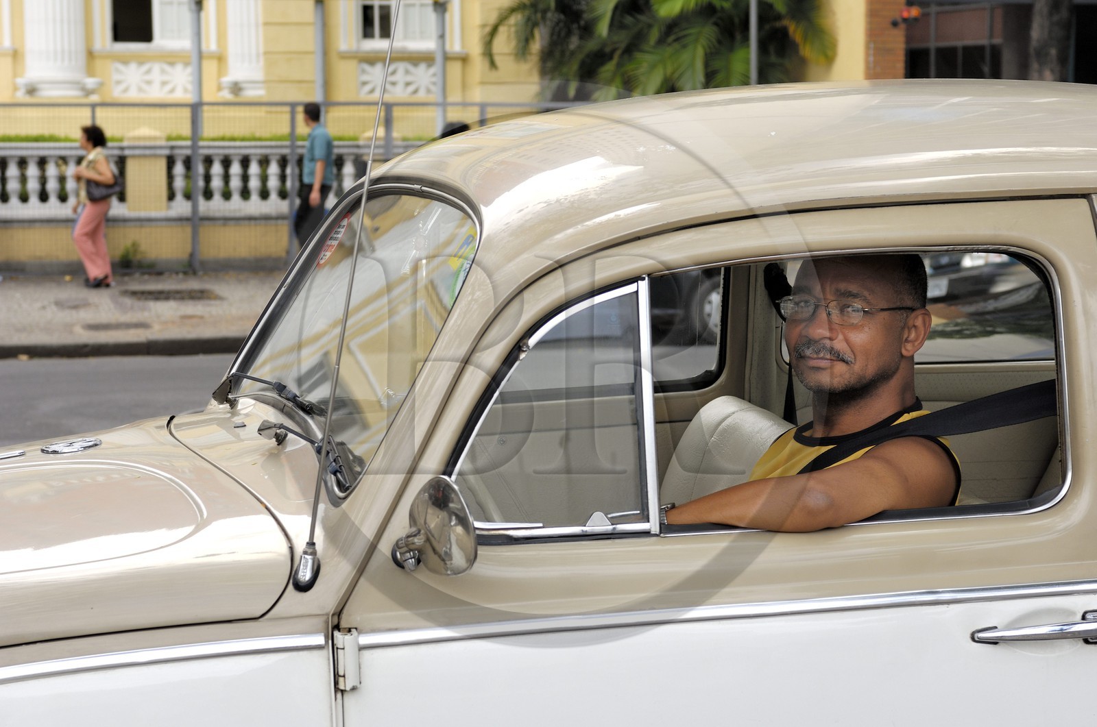 Brésil, Etat du Minas Gerais, Belo Horizonte, conducteur de Volkswagen Coccinelle Brésil, Etat du Minas Gerais, Belo Horizonte, conducteur de Volkswagen Coccinelle