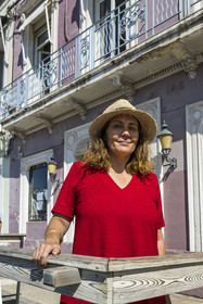 France, Hérault (34), Sète, Canal royal, la guide comédienne Marianne Mondon devant le Spoon célèbre Bar décor de la Série TV de TF1 Demain nous appartient (DNA)
