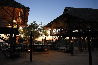 Tanzanie, Reserve de gibier de Selous une des plus grandes zones protégées au monde et inscrite sur la liste du patrimoine mondial de l’Unesco depuis 1982, le très exclusif Selous Camp, le bar et la salle à manger