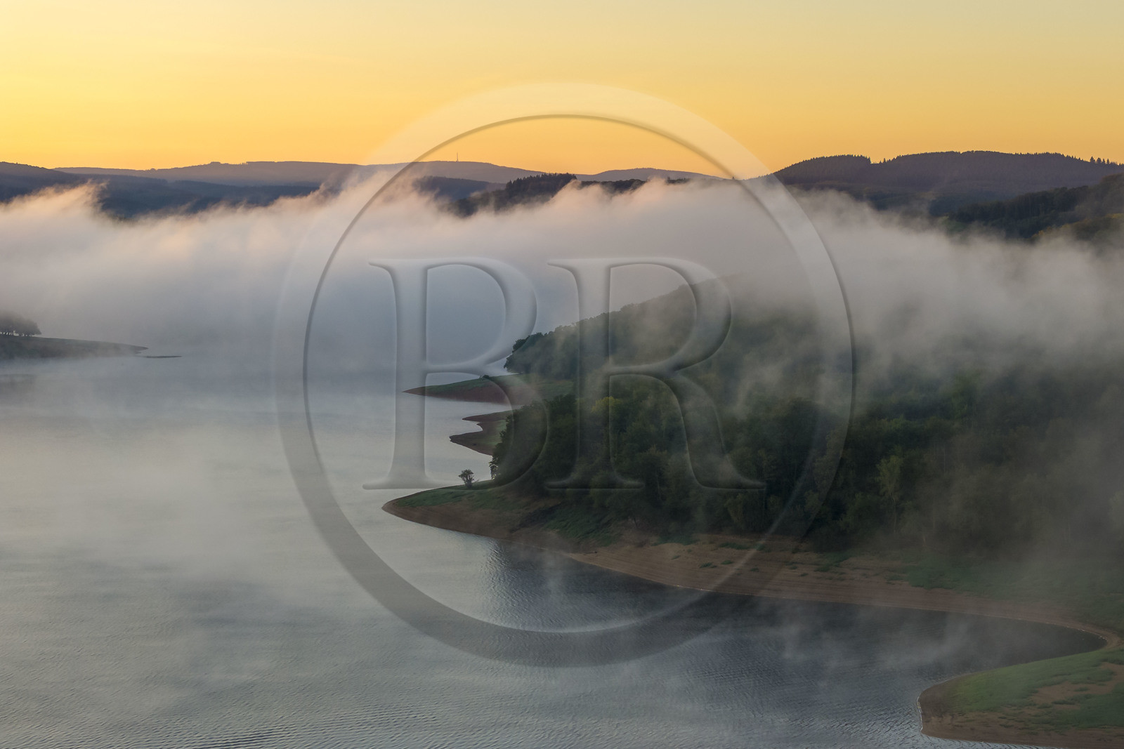 France, Nièvre (58), Parc naturel régional du Morvan, Chaumard, lac de Pannecière dans la brume du petit matin (vue aérienne)