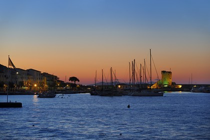Italie, Toscane, l’Ile d’Elbe, Port de Marciana Marina et la Tour Pisane construite au XIIeme siècle