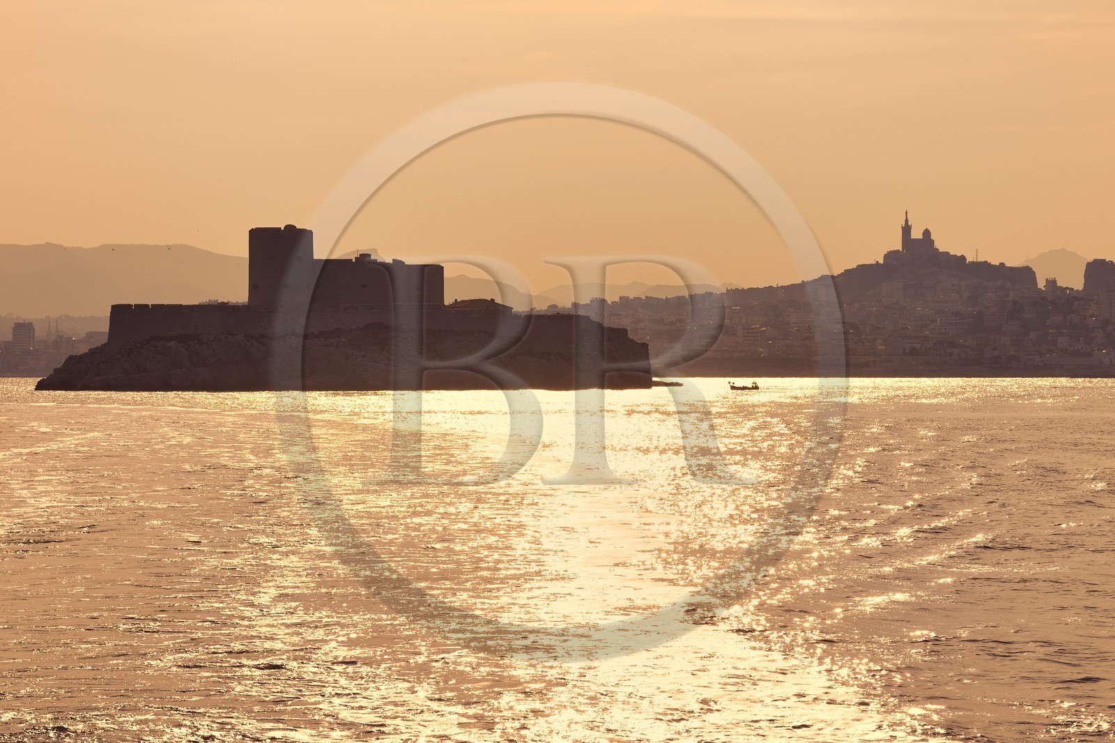 France, Bouches-du-Rhône (13), Marseille, Parc National des Calanques, Archipel des Iles du Frioul, le Chateau d'If et la basilique Notre Dame de la Garde en arrière plan