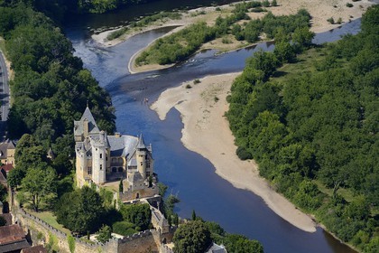 France, Dordogne (24), Périgord Noir, vallée de la Dordogne, Vitrac, le chateau de Montfort surplombant la Dordogne (vue aérienne)