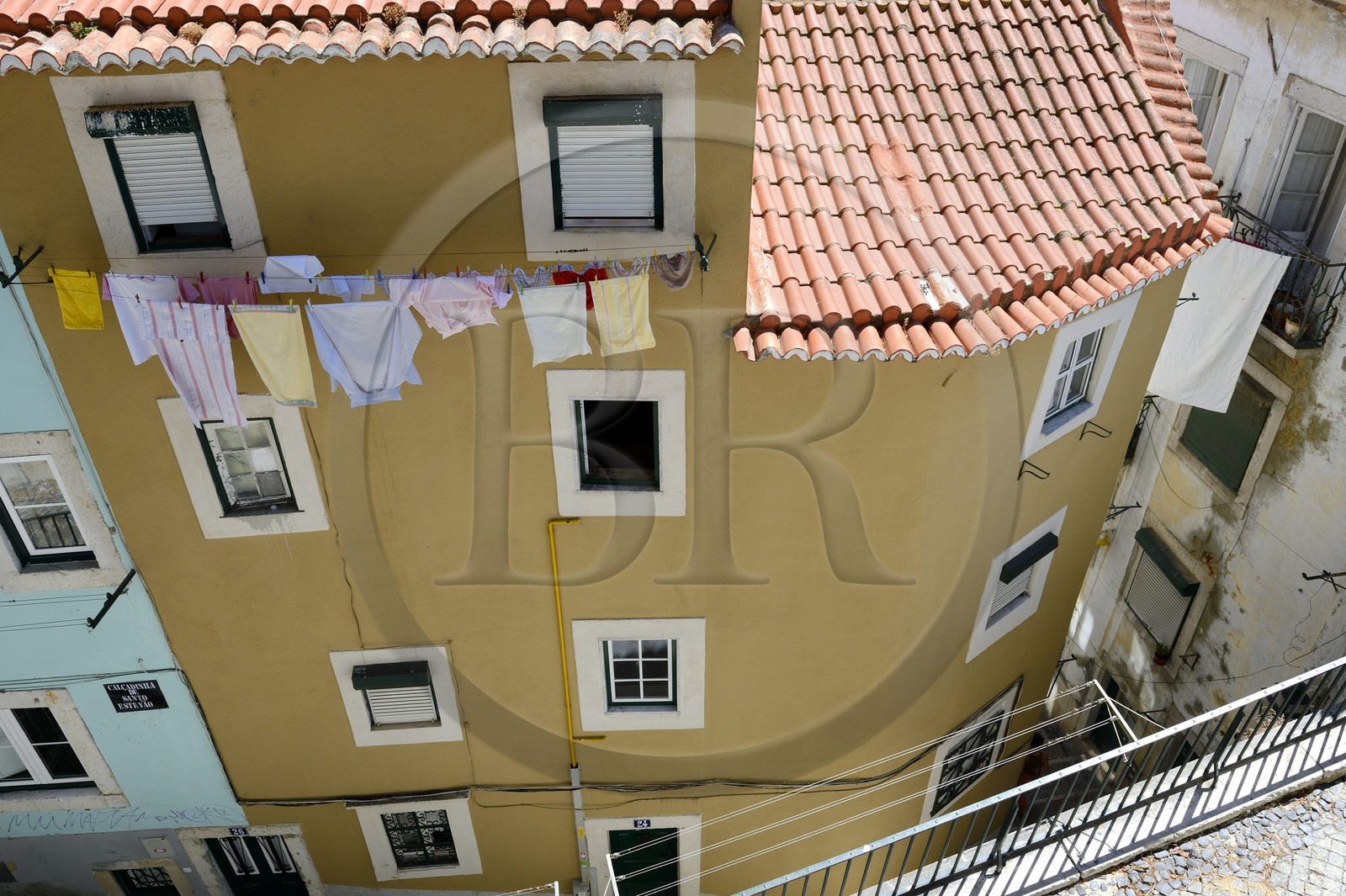 Portugal, Lisbonne, quartier de l'Alfama, linge séchant aux fenetres