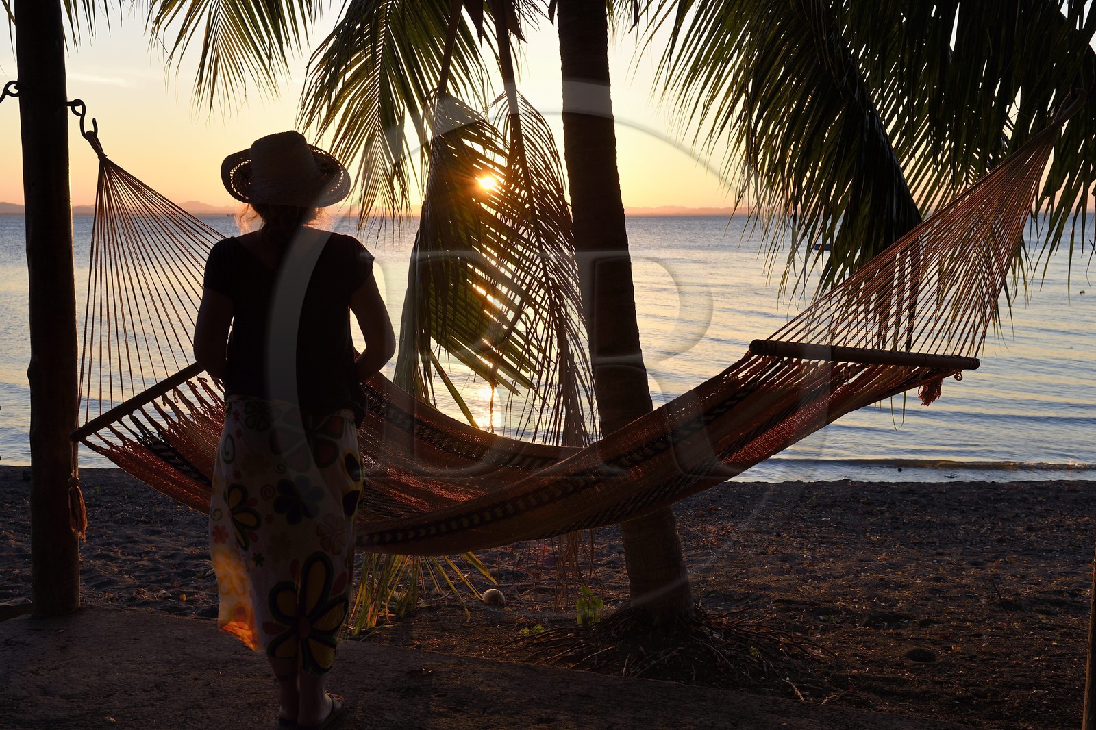 Nicaragua, Ile d'Ometepe, coucher de soleil sur une plage du lac Nicaragua, femme devant un hamac
