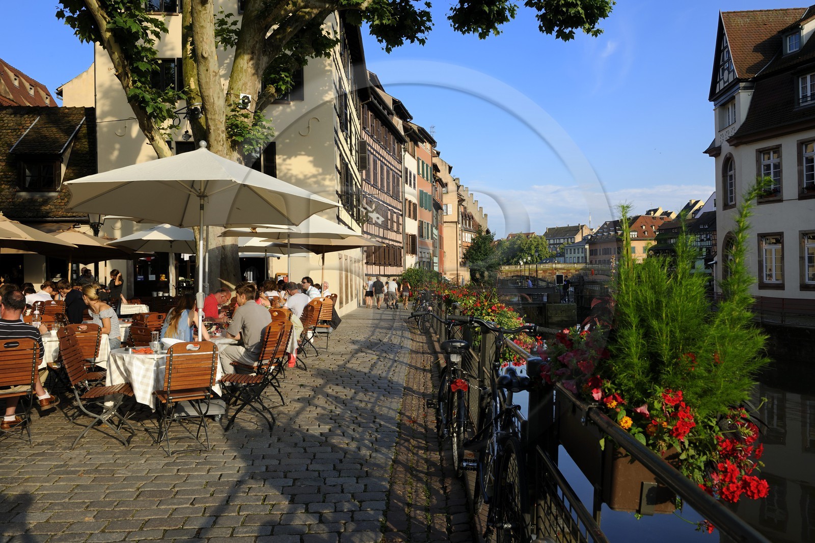 France, Bas-Rhin (67), Strasbourg, vieille ville classée au Patrimoine Mondial de l'UNESCO, quartier de la Petite France, terrasse de restaurant sur la place Benjamin Zix et l'ill