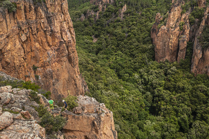 France, Var (83), entre Bagnols-en-Forêt et Roquebrune-sur-Argens, randonneurs à l'entrée des Gorges du Blavet (vue aérienne)