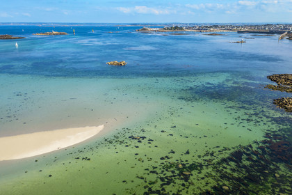 France, Finistère (29), Iles du Ponant, Ile de Batz, plage de Porz verc'h à la Pointe de Penn-Batz et Roscoff en arrière plan (vue aérienne)