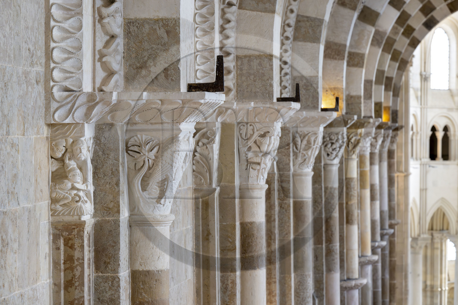 France, Yonne (89), parc naturel régional du Morvan, Vézelay, classé au Patrimoine Mondial de l'UNESCO, labellisé Les Plus Beaux Villages de France, point de départ de l'une des principales voies de pèlerinage de Saint-Jacques-de-Compostelle, la basilique Sainte-Marie-Madeleine, les chapiteaux au dessus de la nef et le choeur en arrière plan