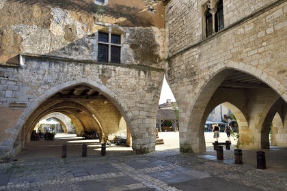 France, Dordogne (24), Périgord Pourpre, Monpazier, labellisé Les Plus Beaux Villages de France, angle de la place des Cornières au coeur du village