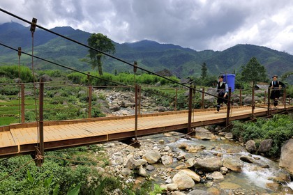 Vietnam, province de Lao Cai, région Nord-Ouest de Sapa, village de Mong Xoa de la minorité Hmong Bleu, pont suspendu à l'entrée du village