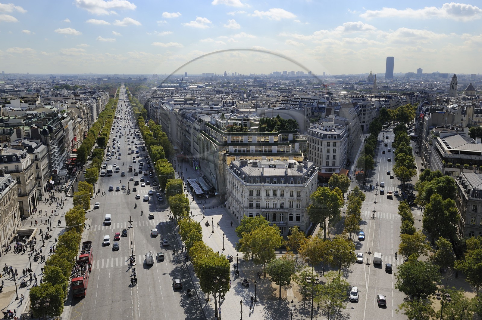 France, Paris (75), l'axe royal de la Concorde à La Défense, les Champs-Elysées à gauche, et l'avenue Marceau à droite vus du haut de l'Arc de Triomphe