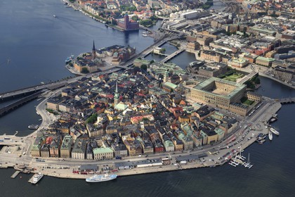 Suède, Stockholm, ile de Gamla Stan (vieille ville), à droite le Palais Royal et derrière lui le Parlement (vue aérienne)