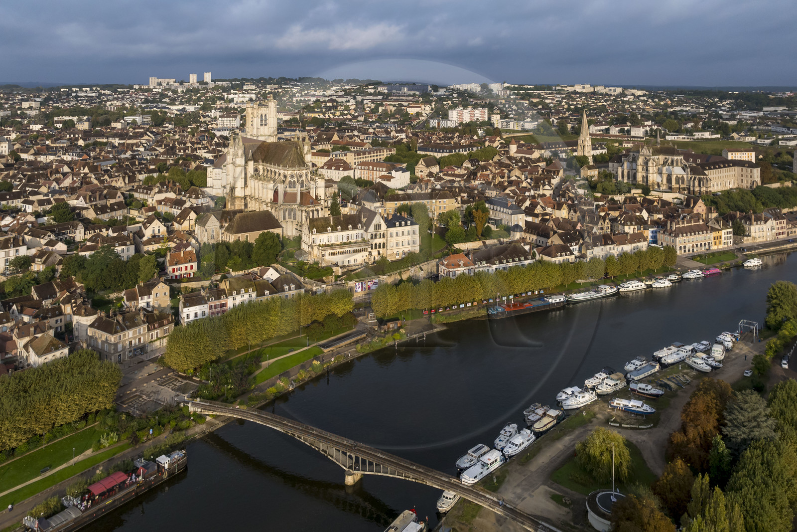 France, Yonne (89), Auxerre, la cathédrale Saint-Etienne et l'abbaye Saint-Germain à droite, la Coulée verte cyclable en bordure de l'Yonne sur le quai face au port, la péniche La Scène des Quais amarrée au pied de la Passerelle de la Liberté au premier plan (vue aérienne)