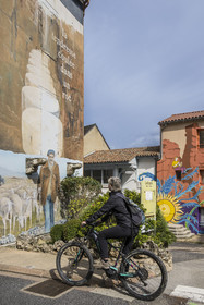 France, Aveyron (12), parc naturel régional des Grands-Causses, Roquefort-sur-Soulzon, cyclistes effectuant l'itinéraire cyclo touristique Brebis'Cyclette en Pays de Roquefort