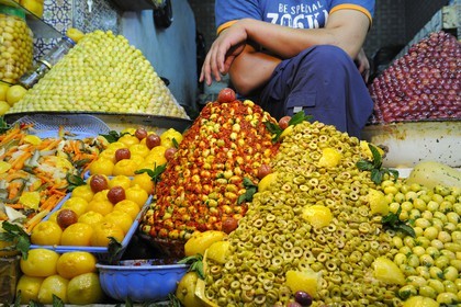 Maroc, Meknès, ville impériale, médina classée Patrimoine Mondial de l' UNESCO, marché couvert de el Hédime, étals d'olives