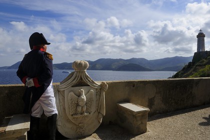 Italie, Toscane, l’Ile d’Elbe, Portoferraio, Napoléon 1er à coté de l'emblème de l'aigle impérial dans le jardin de sa maison du Palazzina dei Mulini, l'Empereur a choisi cette maison pour pouvoir observer les mouvements de navires du port