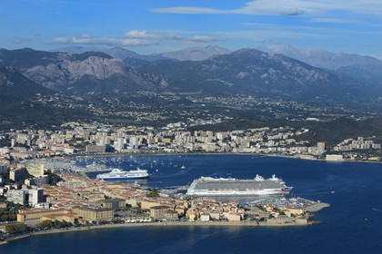 France, Corse-du-Sud (2A), Ajaccio, au premier plan la citadelle dans la vieille ville et le port (vue aérienne)