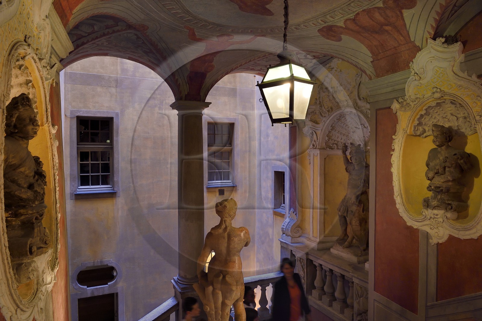France, Alpes-Maritimes (06), Nice, quartier du Vieux Nice, Palais Lascaris du milieu XVIIe siècle, les statues de Mars et de Venus se font face en haut de l'escalier monumental