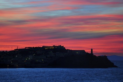 Italie, Toscane, Ile d’Elbe, phare de Portoferraio au coucher de soleil