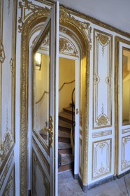 France, Yvelines (78), château de Versailles, classé Patrimoine Mondial de l'UNESCO, escalier reliant les appartements privés du Roi aux appartements de ses maitresses