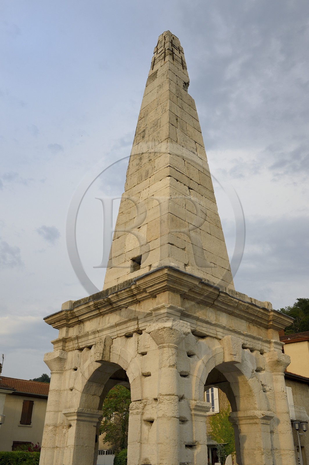 France, Isère (38), Vienne, la Pyramide, monument gallo-romain en forme d'obélisque qui ornait autrefois la spina du cirque romain de l'antique Vienna