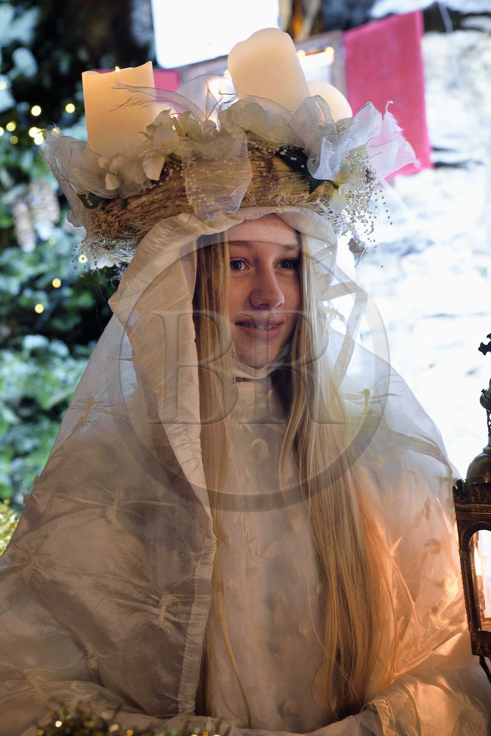France, Haut-Rhin (68), Eguisheim, le Christkindel avec sa couronne de bougies et les anges accompagnent les nombreux enfants tenant leurs lampions pour la Procession des Lumières dans les ruelles de la ville, elle rend hommage à Sainte-Lucie, l'un des personnages traditionnels du Noël alsacien