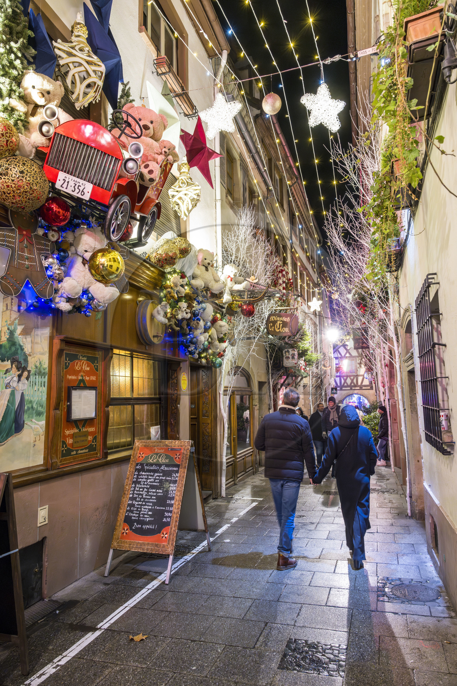 France, Bas-Rhin (67), Strasbourg, vieille ville classée au Patrimoine Mondial de l’UNESCO, la winstub Le Clou dans la rue du Chaudron avec ses décors de Noël