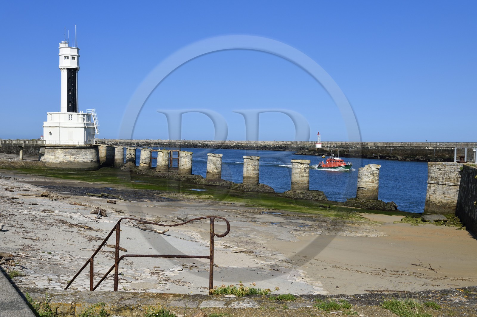 France, Pyrénées-Atlantiques (64), Pays-Basque, Anglet, embouchure de l'Adour qui est l'accès à la mer du port de Bayonne, le phare et le bateau de la Société Nationale de Sauvetage en Mer
