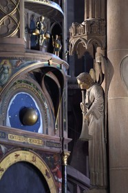 France, Bas-Rhin (67), Strasbourg, vieille ville classée au Patrimoine Mondial de l'UNESCO, la cathédrale Notre-Dame, bras sud du transept, le pilier des Anges construit vers 1230 et l'horloge astronomique